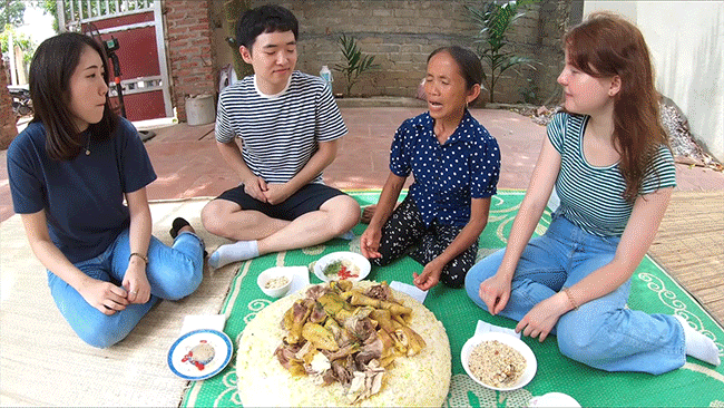 Bà Tân Vlog ăn mừng đạt huân chương kỷ lục Việt Nam, cùng 3 người cháu đến từ Hàn, Nhật, Nga làm đĩa xôi gà khổng lồ - Ảnh 1.