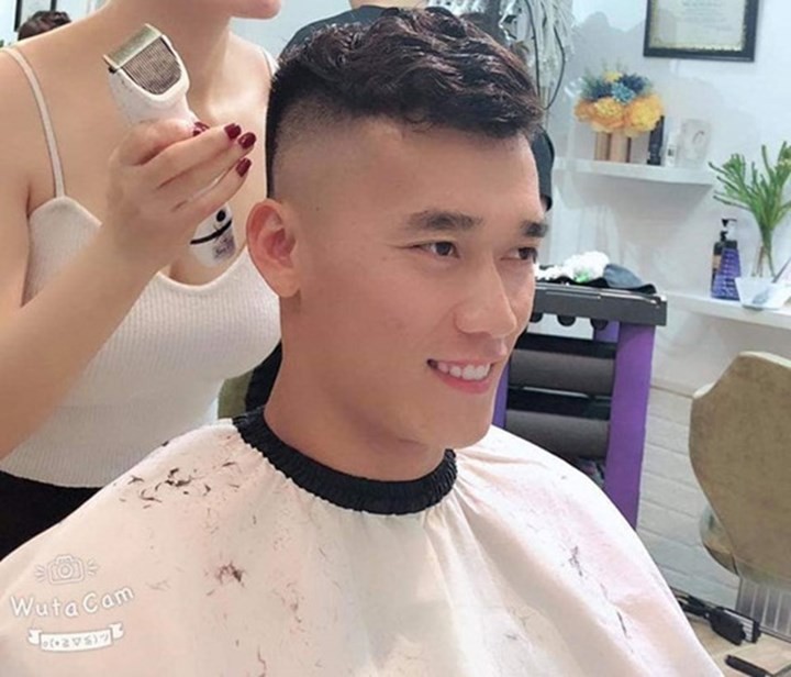 Chán để tóc xoăn hay undercut, Bùi Tiến Dũng nay lại tranh thủ cạo đầu cực ngầu sau Kings Cup 2019 - Ảnh 4. Chán để tóc xoăn hay undercut, Bùi Tiến Dũng nay lại tranh thủ cạo đầu cực ngầu sau Kings Cup 2019 - Ảnh 4.