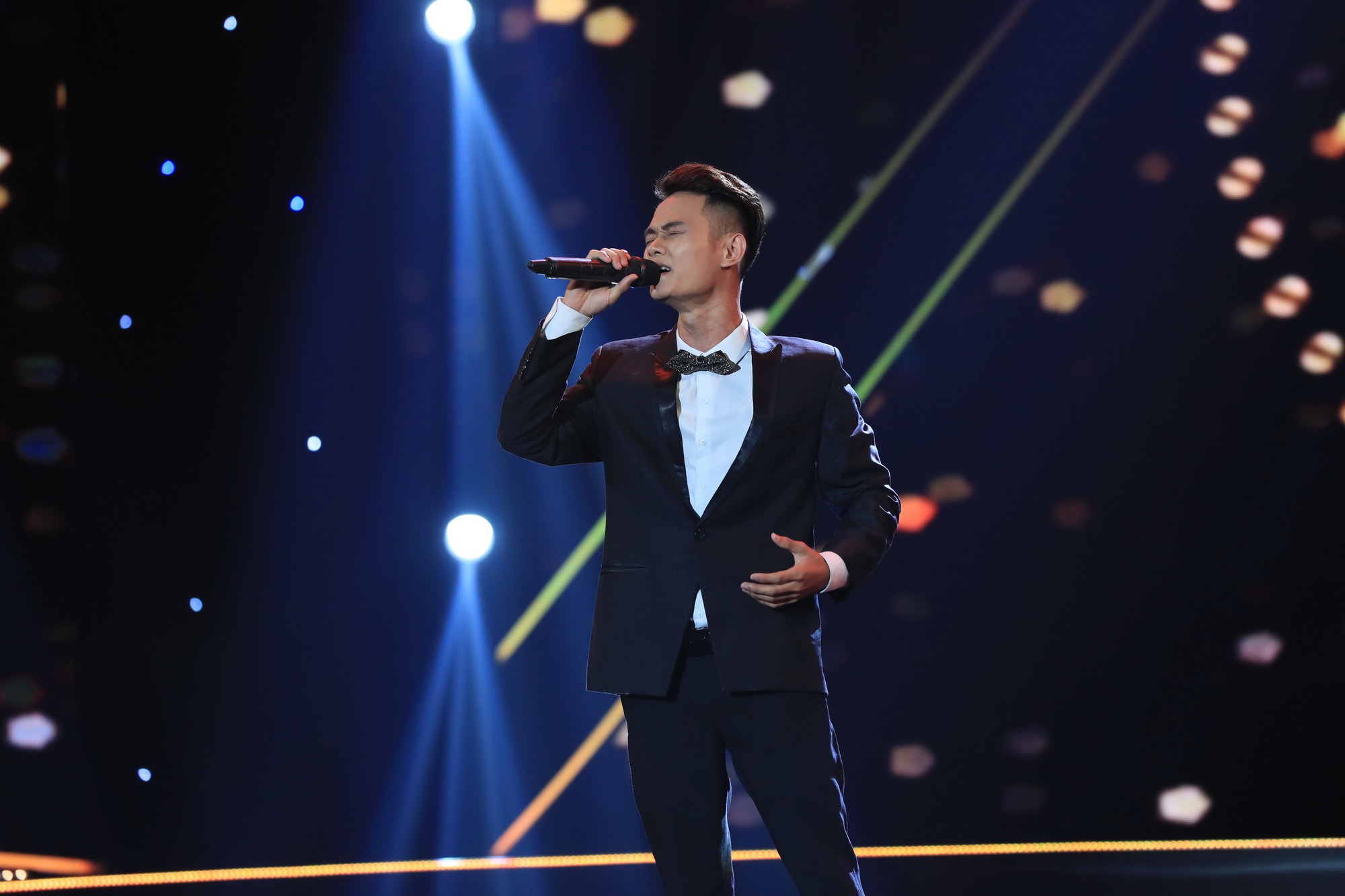 Hết thị phạm, Trấn Thành lại gây ấn tượng khi live hit bự của mình - Ảnh 7. Hết thị phạm, Trấn Thành lại gây ấn tượng khi live hit bự của mình - Ảnh 7.
