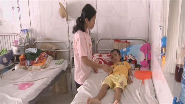 Phẫu thuật chuyển giới từ bé trai thành bé gái ở Đắk Lắk: Những đứa trẻ bị giời hành vì lạ thường chỗ ấy - Ảnh 1.