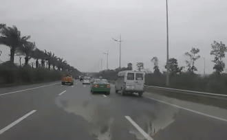 Clip taxi và xe khách rượt đuổi như phim hành động trên cao tốc khiến dân tình sợ xanh mặt - Ảnh 2.