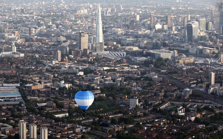 Khinh khí cầu đủ màu sắc rợp trời thủ đô London của Anh - Ảnh 7.