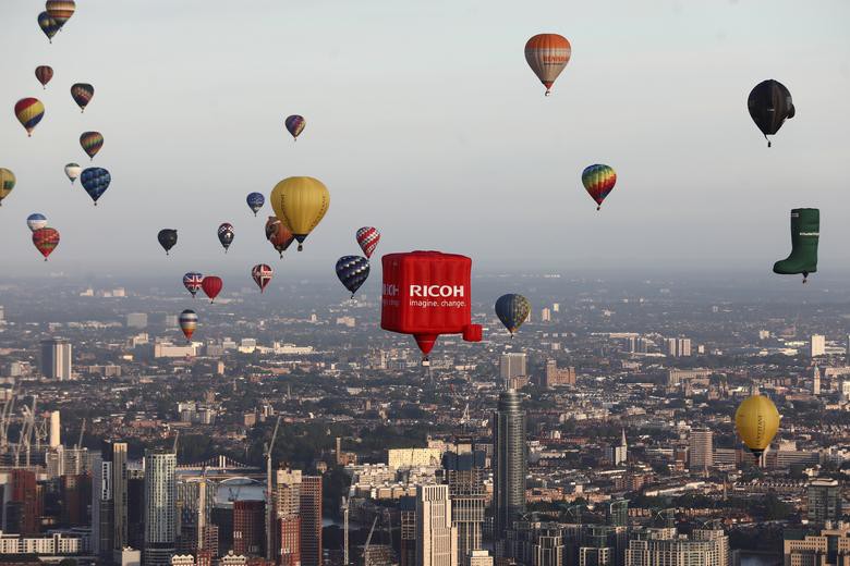 Khinh khí cầu đủ màu sắc rợp trời thủ đô London của Anh - Ảnh 8.