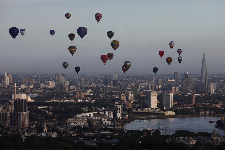 Khinh khí cầu đủ màu sắc rợp trời thủ đô London của Anh - Ảnh 9.