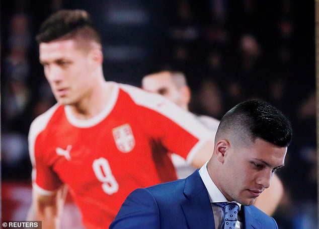 T&acirc;n binh si&ecirc;u đẹp trai trị gi&aacute; 1.600 tỷ VNĐ của Real Madrid ra mắt kh&aacute;n giả với khu&ocirc;n mặt lạnh như tiền - Ảnh 6.