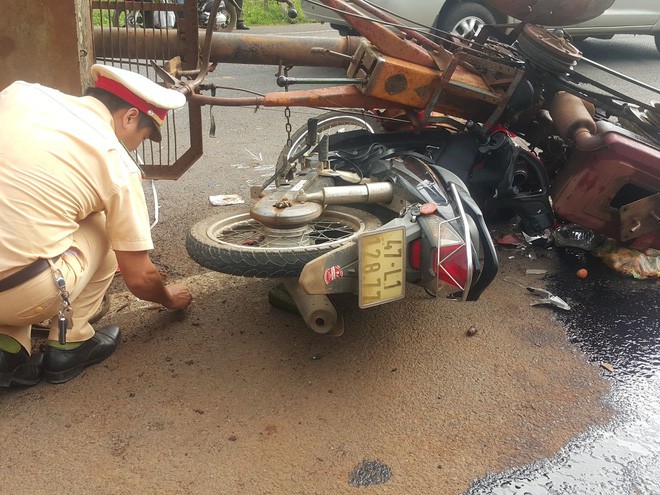 Chiếc xe máy của cặp vợ chồng bị cuốn vào gầm xe máy cày, 10 người bị thương - Ảnh 2.