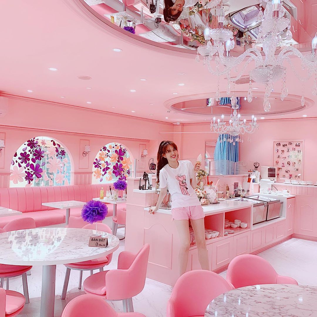 Bạn là một tín đồ của màu hồng và đang tìm kiếm quán cafe màu hồng đẹp nhất Hà Nội? Đừng bỏ qua quán cafe này! Với thiết kế độc đáo và sáng tạo, không gian quán cà phê mang đến một trải nghiệm thú vị và đầy màu sắc cho bất cứ ai đặt chân tới đây.