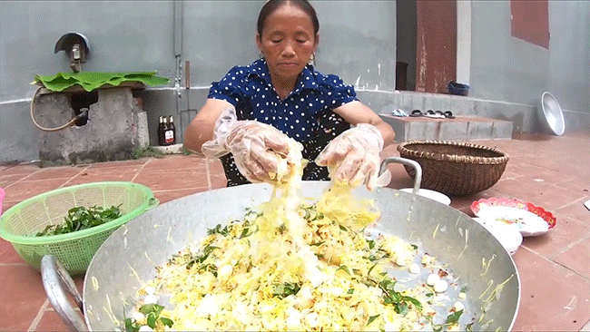 Bà Tân Vlog thử làm bánh tráng trộn Sài Gòn và đây chính là kết quả - Ảnh 7.