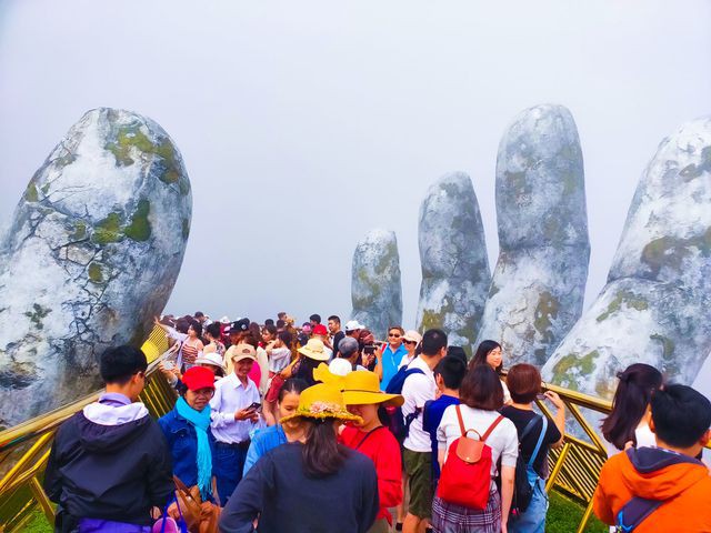 Đức Phúc hớn hở khoe ảnh check in cầu Vàng, nhưng tất cả những gì fan quan tâm chỉ là... anh chỉnh app gì mà ảo thế? - Ảnh 3.