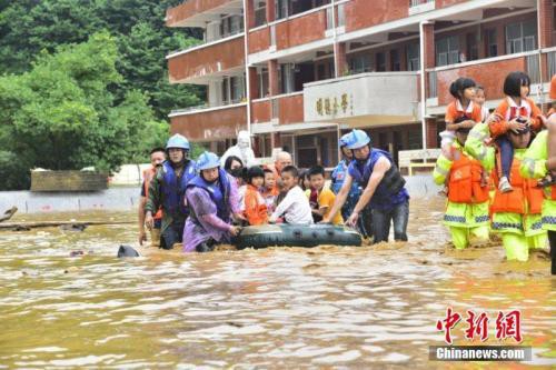 61 người thiệt mạng do mưa lũ nghiêm trọng ở Trung Quốc - Ảnh 1.