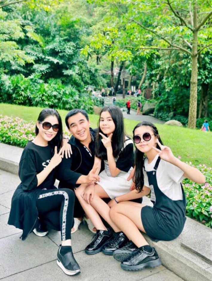 Đẹp cả đôi đã đành, con gái nhà MC Quyền Linh còn khiến dân tình ngưỡng mộ vì cách thể hiện tình cảm qua style - Ảnh 1. Đẹp cả đôi đã đành, con gái nhà MC Quyền Linh còn khiến dân tình ngưỡng mộ vì cách thể hiện tình cảm qua style - Ảnh 1.