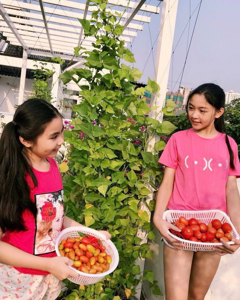 Đẹp cả đôi đã đành, con gái nhà MC Quyền Linh còn khiến dân tình ngưỡng mộ vì cách thể hiện tình cảm qua style - Ảnh 10. Đẹp cả đôi đã đành, con gái nhà MC Quyền Linh còn khiến dân tình ngưỡng mộ vì cách thể hiện tình cảm qua style - Ảnh 10.