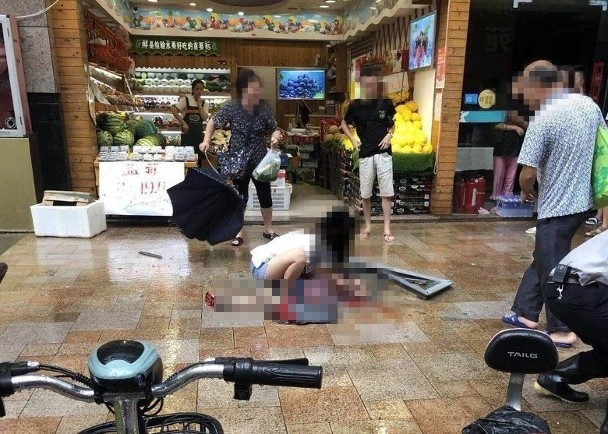 Đang đi tr&ecirc;n đường c&ugrave;ng mẹ giữa trời mưa, b&eacute; trai 6 tuổi bị cửa sổ rơi tr&uacute;ng người, lập tức rơi v&agrave;o t&igrave;nh trạng nguy kịch - Ảnh 1.