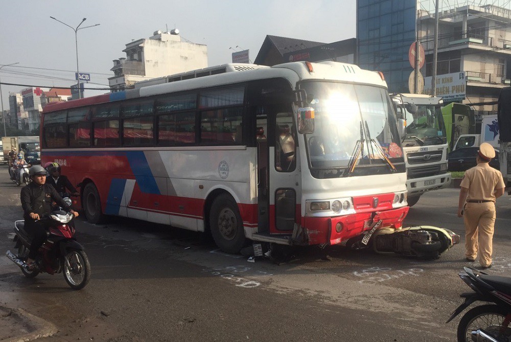 Xe khách lùa cả loạt xe máy dừng đèn đỏ ở ngã 3 Biên Hòa - Ảnh 1. Xe khách lùa cả loạt xe máy dừng đèn đỏ ở ngã 3 Biên Hòa - Ảnh 1.