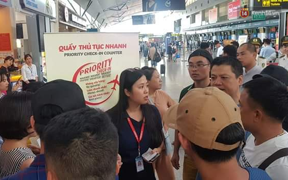 Nhân viên VietJet bị cả chục hành khách “quây” xung quanh, yêu cầu đền bù sau sự cố delay hàng loạt - Ảnh 8.