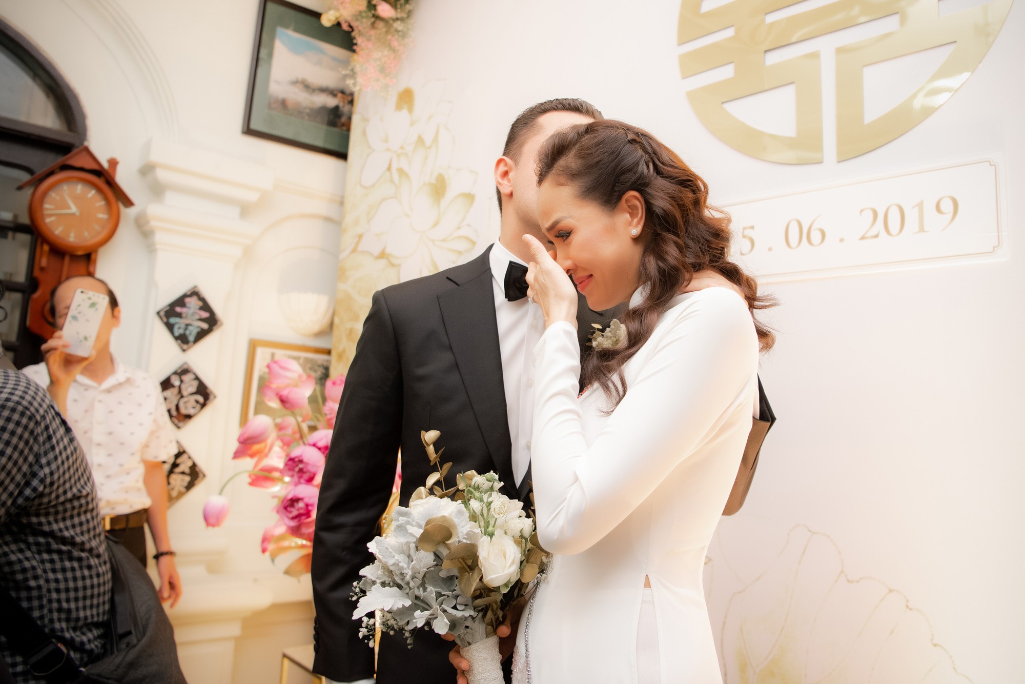 MC Phương Mai bật khóc xúc động, khoá môi ông xã Tây ngọt ngào trong ngày lên xe hoa về nhà chồng - Ảnh 10. MC Phương Mai bật khóc xúc động, khoá môi ông xã Tây ngọt ngào trong ngày lên xe hoa về nhà chồng - Ảnh 10.