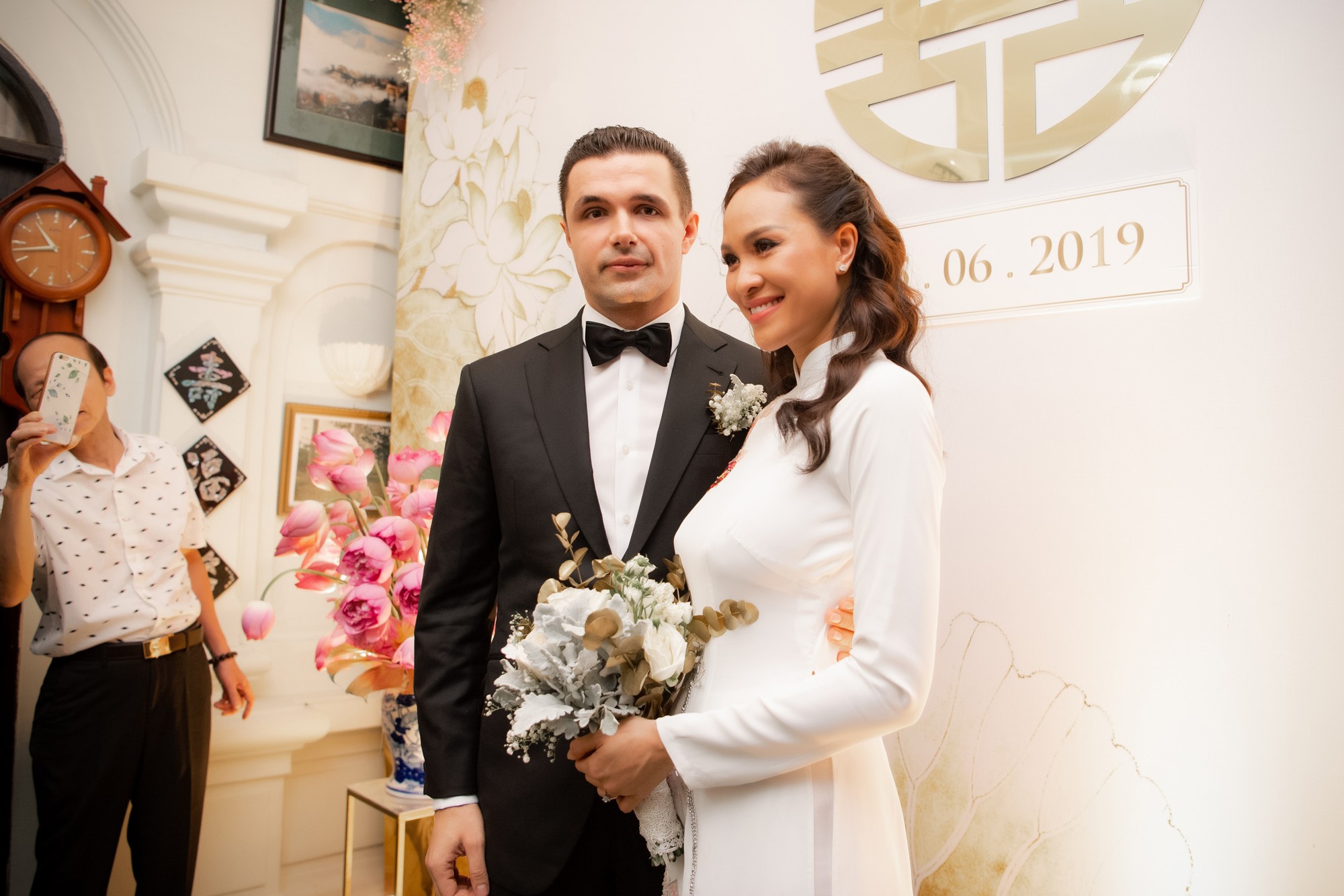 MC Phương Mai bật khóc xúc động, khoá môi ông xã Tây ngọt ngào trong ngày lên xe hoa về nhà chồng - Ảnh 9. MC Phương Mai bật khóc xúc động, khoá môi ông xã Tây ngọt ngào trong ngày lên xe hoa về nhà chồng - Ảnh 9.
