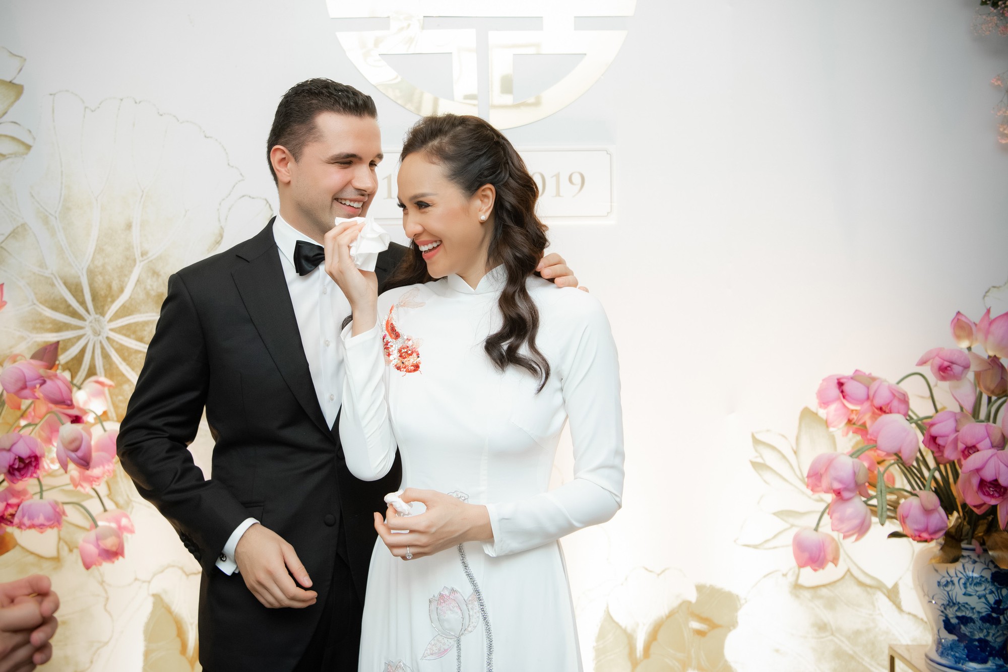 MC Phương Mai bật khóc xúc động, khoá môi ông xã Tây ngọt ngào trong ngày lên xe hoa về nhà chồng - Ảnh 7. MC Phương Mai bật khóc xúc động, khoá môi ông xã Tây ngọt ngào trong ngày lên xe hoa về nhà chồng - Ảnh 7.