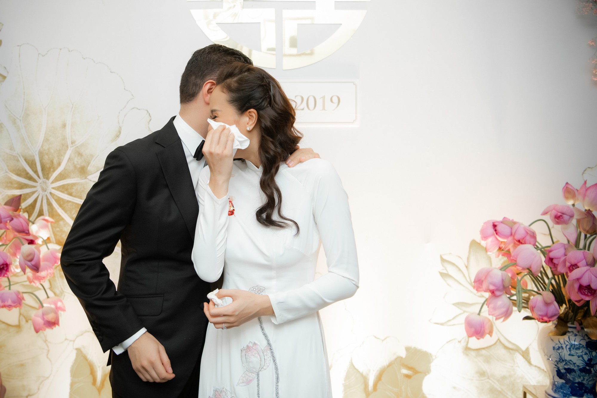 MC Phương Mai bật khóc xúc động, khoá môi ông xã Tây ngọt ngào trong ngày lên xe hoa về nhà chồng - Ảnh 6. MC Phương Mai bật khóc xúc động, khoá môi ông xã Tây ngọt ngào trong ngày lên xe hoa về nhà chồng - Ảnh 6.