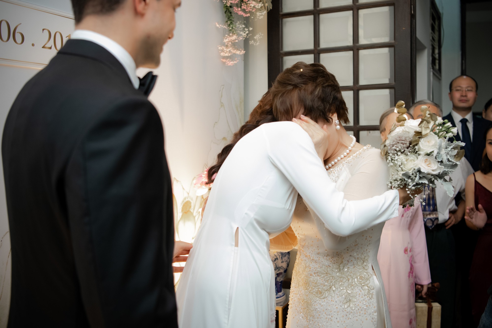 MC Phương Mai bật khóc xúc động, khoá môi ông xã Tây ngọt ngào trong ngày lên xe hoa về nhà chồng - Ảnh 5. MC Phương Mai bật khóc xúc động, khoá môi ông xã Tây ngọt ngào trong ngày lên xe hoa về nhà chồng - Ảnh 5.