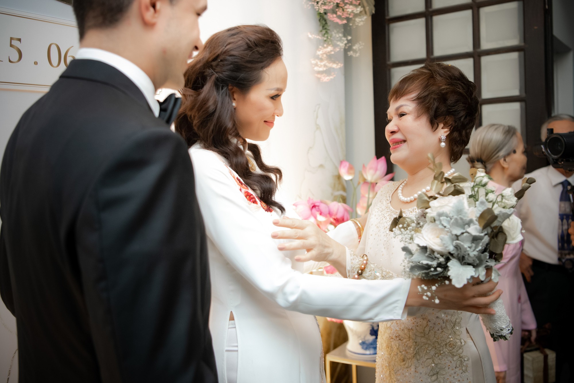 MC Phương Mai bật khóc xúc động, khoá môi ông xã Tây ngọt ngào trong ngày lên xe hoa về nhà chồng - Ảnh 4. MC Phương Mai bật khóc xúc động, khoá môi ông xã Tây ngọt ngào trong ngày lên xe hoa về nhà chồng - Ảnh 4.