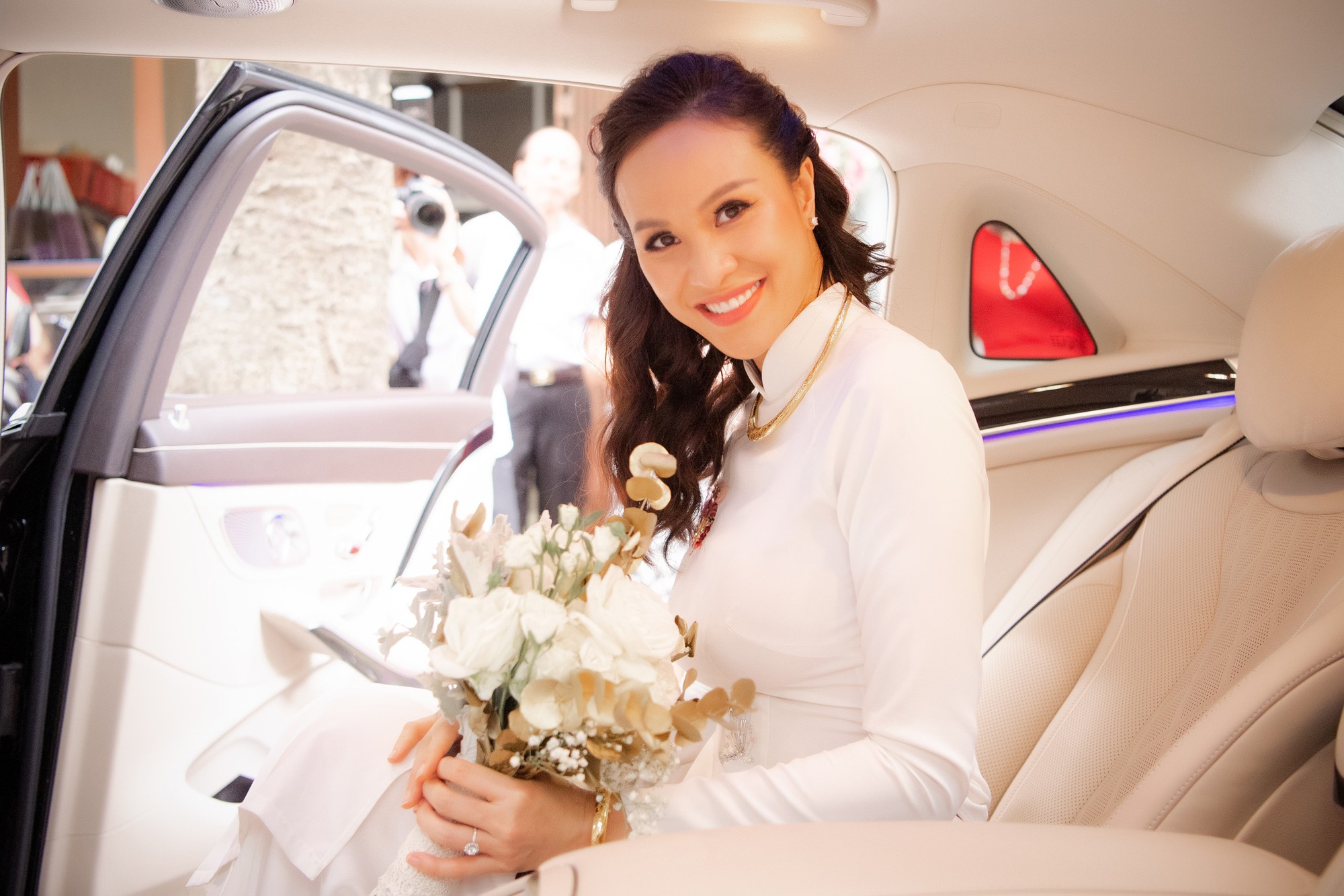 MC Phương Mai bật khóc xúc động, khoá môi ông xã Tây ngọt ngào trong ngày lên xe hoa về nhà chồng - Ảnh 13. MC Phương Mai bật khóc xúc động, khoá môi ông xã Tây ngọt ngào trong ngày lên xe hoa về nhà chồng - Ảnh 13.