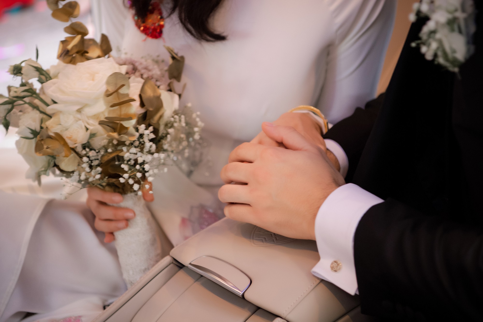 MC Phương Mai bật khóc xúc động, khoá môi ông xã Tây ngọt ngào trong ngày lên xe hoa về nhà chồng - Ảnh 14. MC Phương Mai bật khóc xúc động, khoá môi ông xã Tây ngọt ngào trong ngày lên xe hoa về nhà chồng - Ảnh 14.