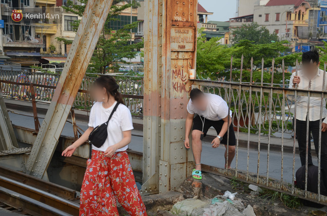 Bất chấp kim tiêm và nguy hiểm, giới trẻ trèo vào đường ray tàu hỏa trên cầu Long Biên để chụp ảnh - Ảnh 10.