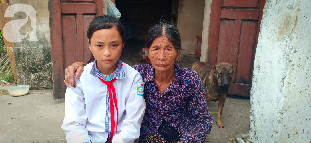 Mẹ mất, bố tâm thần bỏ đi, bé gái 12 tuổi chăm bà bệnh nặng bật khóc: Em sợ bà chết đi, em không biết sống với ai nữa - Ảnh 2. Mẹ mất, bố tâm thần bỏ đi, bé gái 12 tuổi chăm bà bệnh nặng bật khóc: Em sợ bà chết đi, em không biết sống với ai nữa - Ảnh 2.