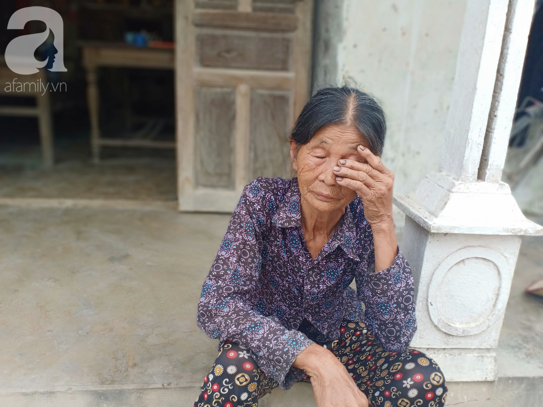 Mẹ mất, bố tâm thần bỏ đi, bé gái 12 tuổi chăm bà bệnh nặng bật khóc: Em sợ bà chết đi, em không biết sống với ai nữa - Ảnh 10. Mẹ mất, bố tâm thần bỏ đi, bé gái 12 tuổi chăm bà bệnh nặng bật khóc: Em sợ bà chết đi, em không biết sống với ai nữa - Ảnh 10.