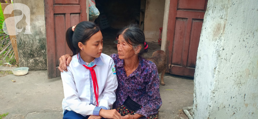 Mẹ mất, bố tâm thần bỏ đi, bé gái 12 tuổi chăm bà bệnh nặng bật khóc: Em sợ bà chết đi, em không biết sống với ai nữa - Ảnh 11. Mẹ mất, bố tâm thần bỏ đi, bé gái 12 tuổi chăm bà bệnh nặng bật khóc: Em sợ bà chết đi, em không biết sống với ai nữa - Ảnh 11.