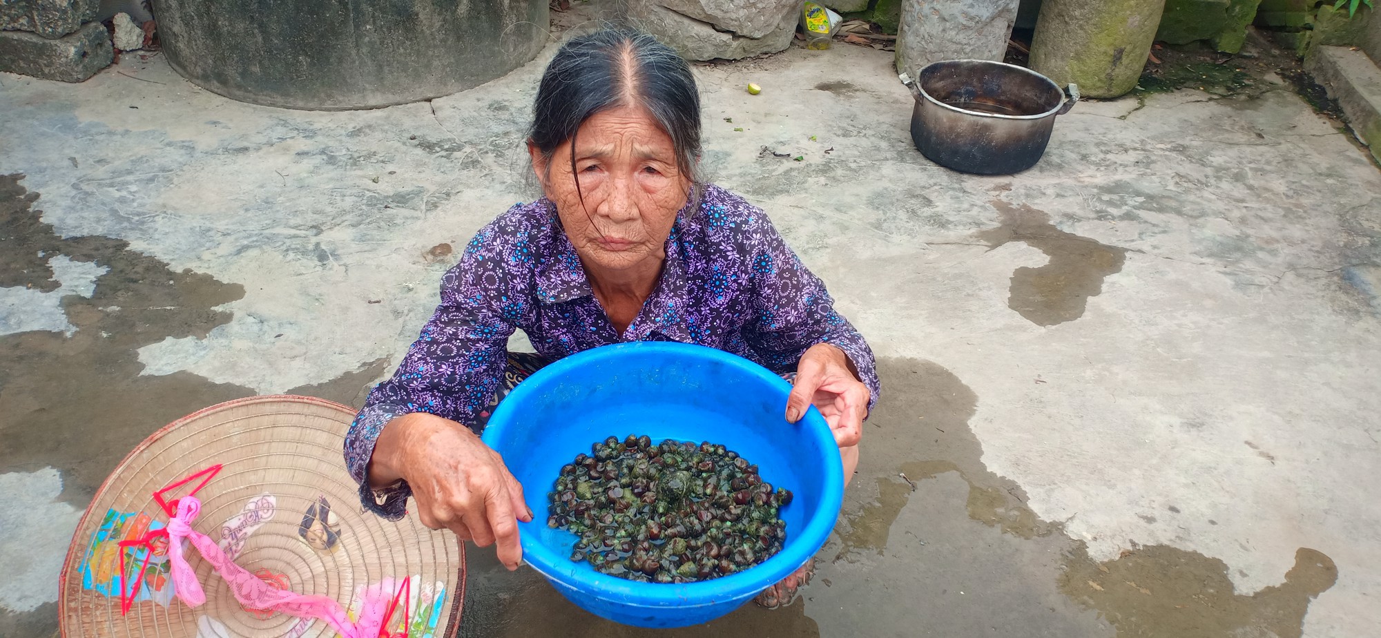 Mẹ mất, bố tâm thần bỏ đi, bé gái 12 tuổi chăm bà bệnh nặng bật khóc: Em sợ bà chết đi, em không biết sống với ai nữa - Ảnh 5. Mẹ mất, bố tâm thần bỏ đi, bé gái 12 tuổi chăm bà bệnh nặng bật khóc: Em sợ bà chết đi, em không biết sống với ai nữa - Ảnh 5.