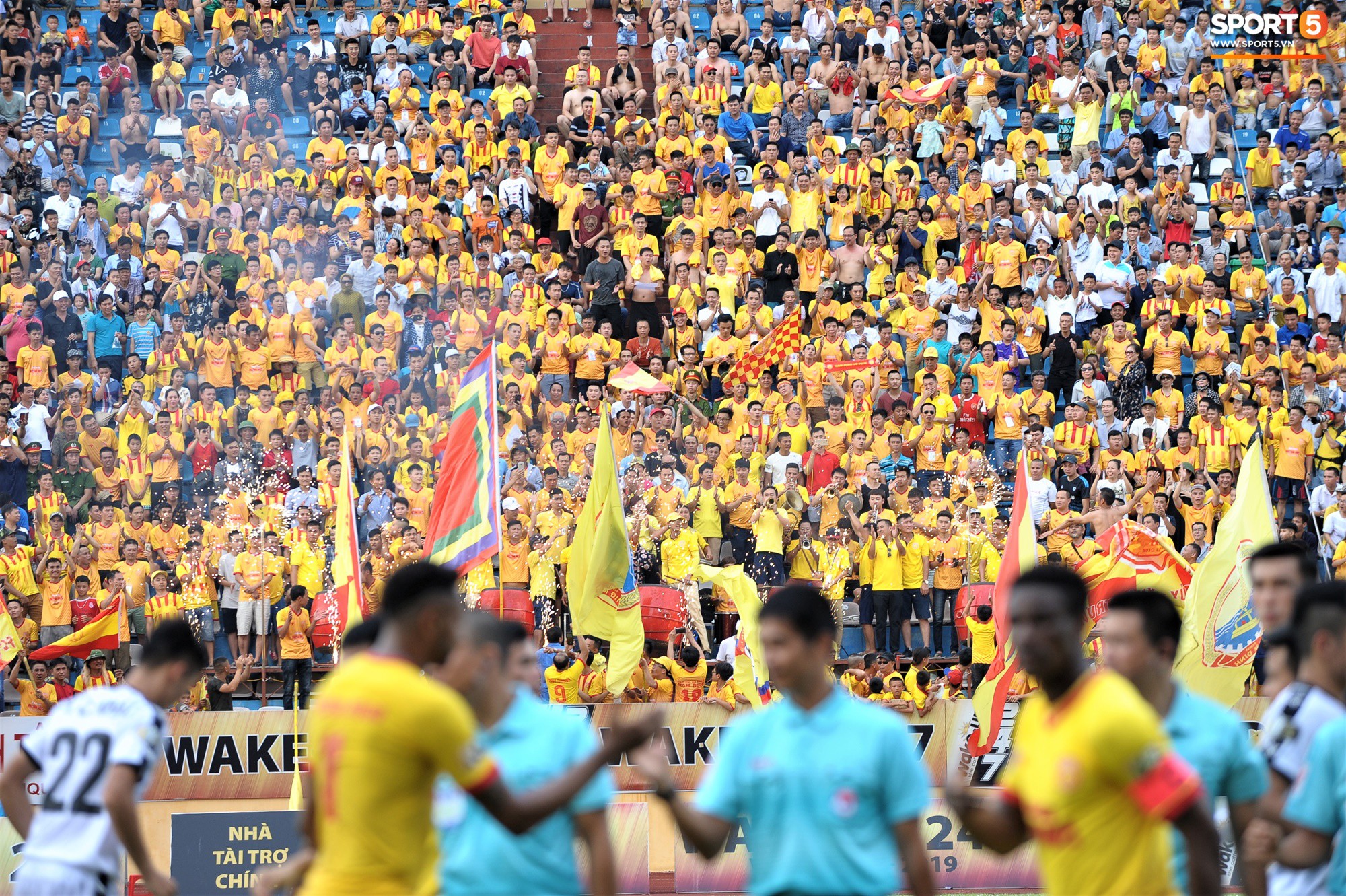 Sân Thiên Trường của Nam Định đông khán giả nhất lượt đi V.League 2019 - Ảnh 2. Sân Thiên Trường của Nam Định đông khán giả nhất lượt đi V.League 2019 - Ảnh 2.