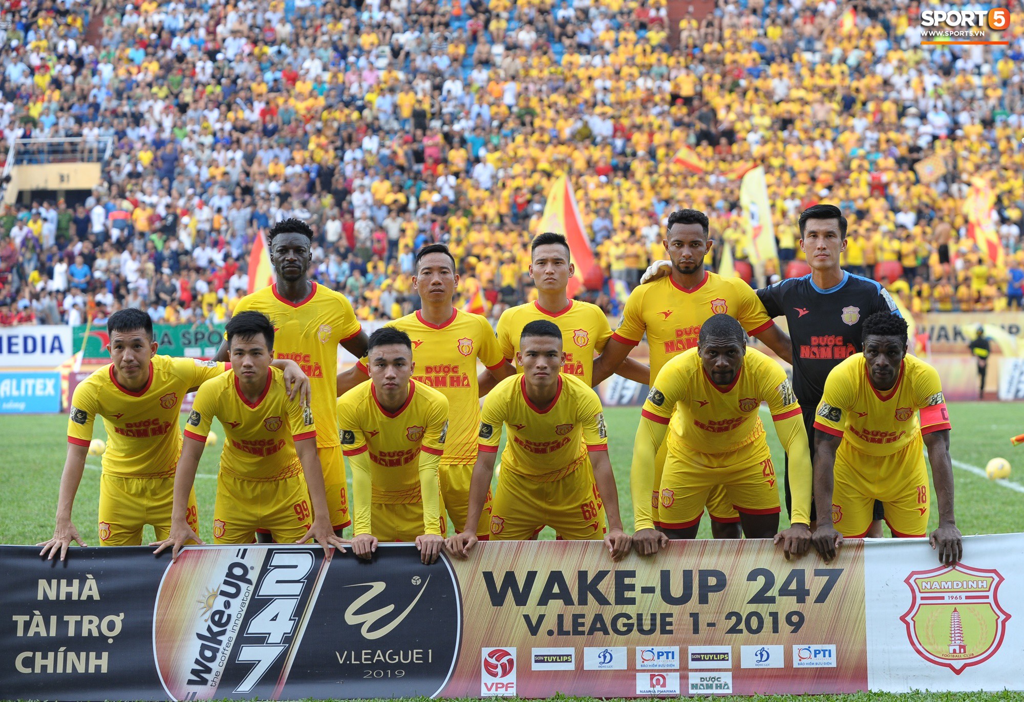 Sân Thiên Trường của Nam Định đông khán giả nhất lượt đi V.League 2019 - Ảnh 16. Sân Thiên Trường của Nam Định đông khán giả nhất lượt đi V.League 2019 - Ảnh 16.