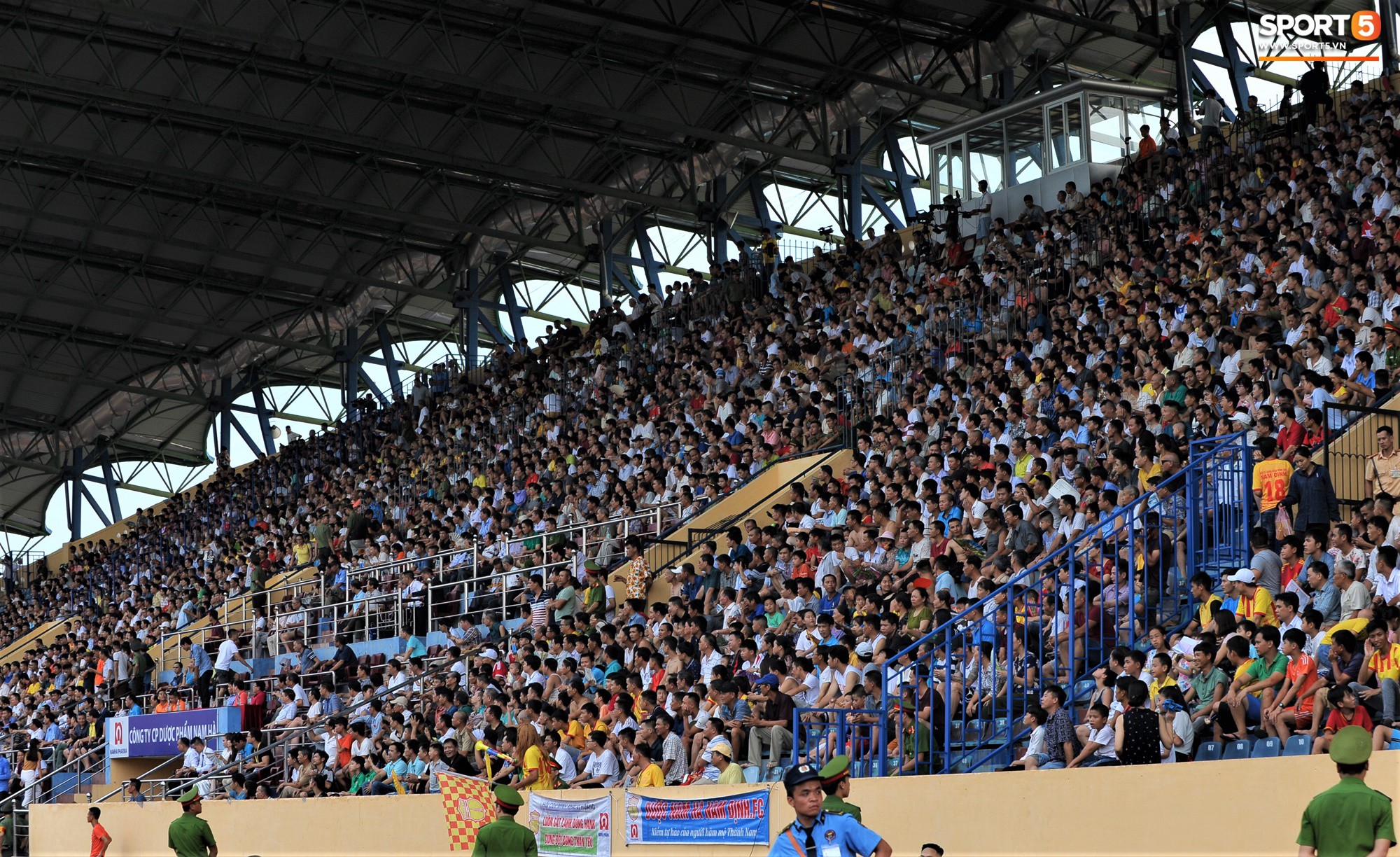 Sân Thiên Trường của Nam Định đông khán giả nhất lượt đi V.League 2019 - Ảnh 12. Sân Thiên Trường của Nam Định đông khán giả nhất lượt đi V.League 2019 - Ảnh 12.
