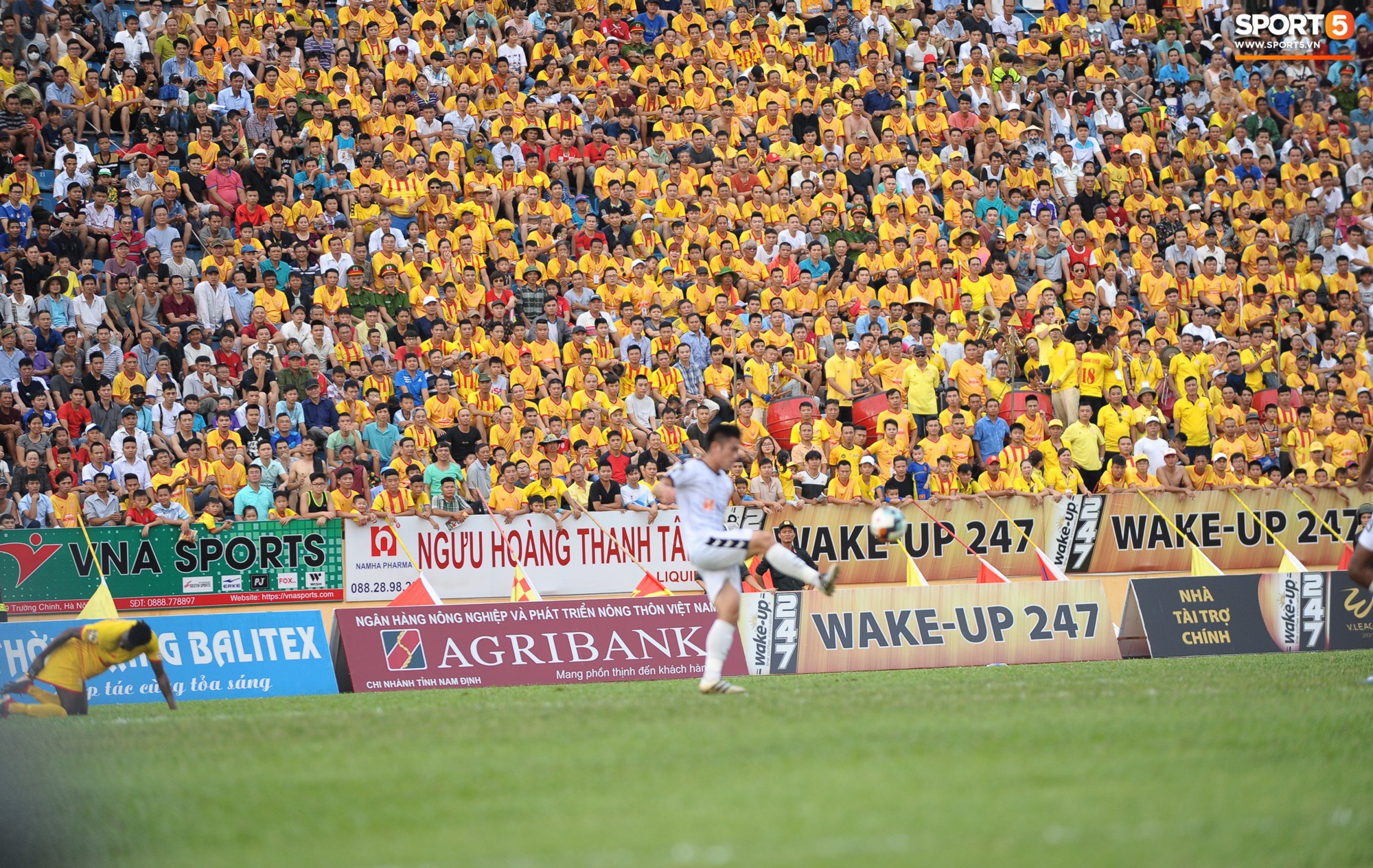 Sân Thiên Trường của Nam Định đông khán giả nhất lượt đi V.League 2019 - Ảnh 11. Sân Thiên Trường của Nam Định đông khán giả nhất lượt đi V.League 2019 - Ảnh 11.