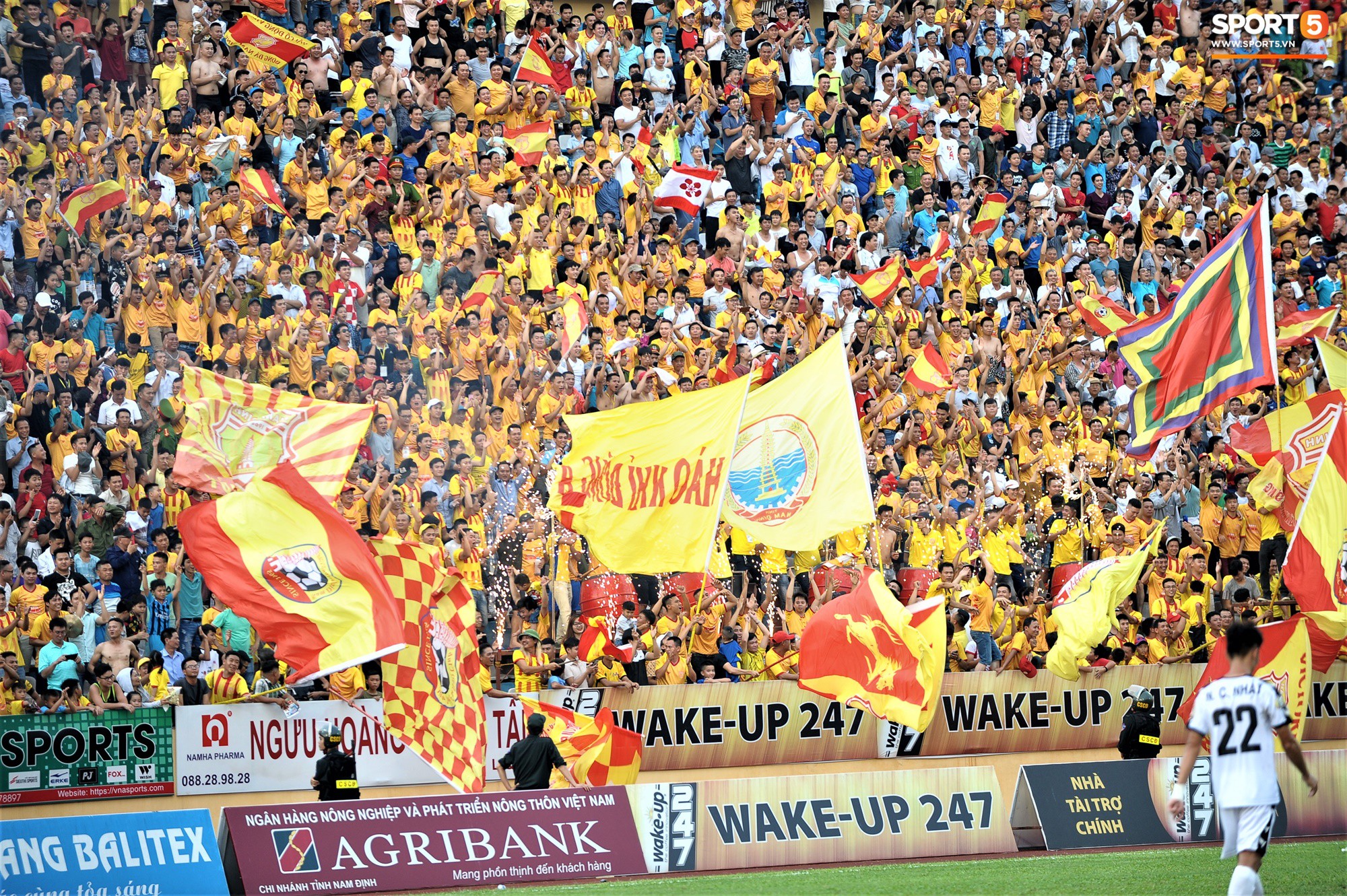 Sân Thiên Trường của Nam Định đông khán giả nhất lượt đi V.League 2019 - Ảnh 1. Sân Thiên Trường của Nam Định đông khán giả nhất lượt đi V.League 2019 - Ảnh 1.
