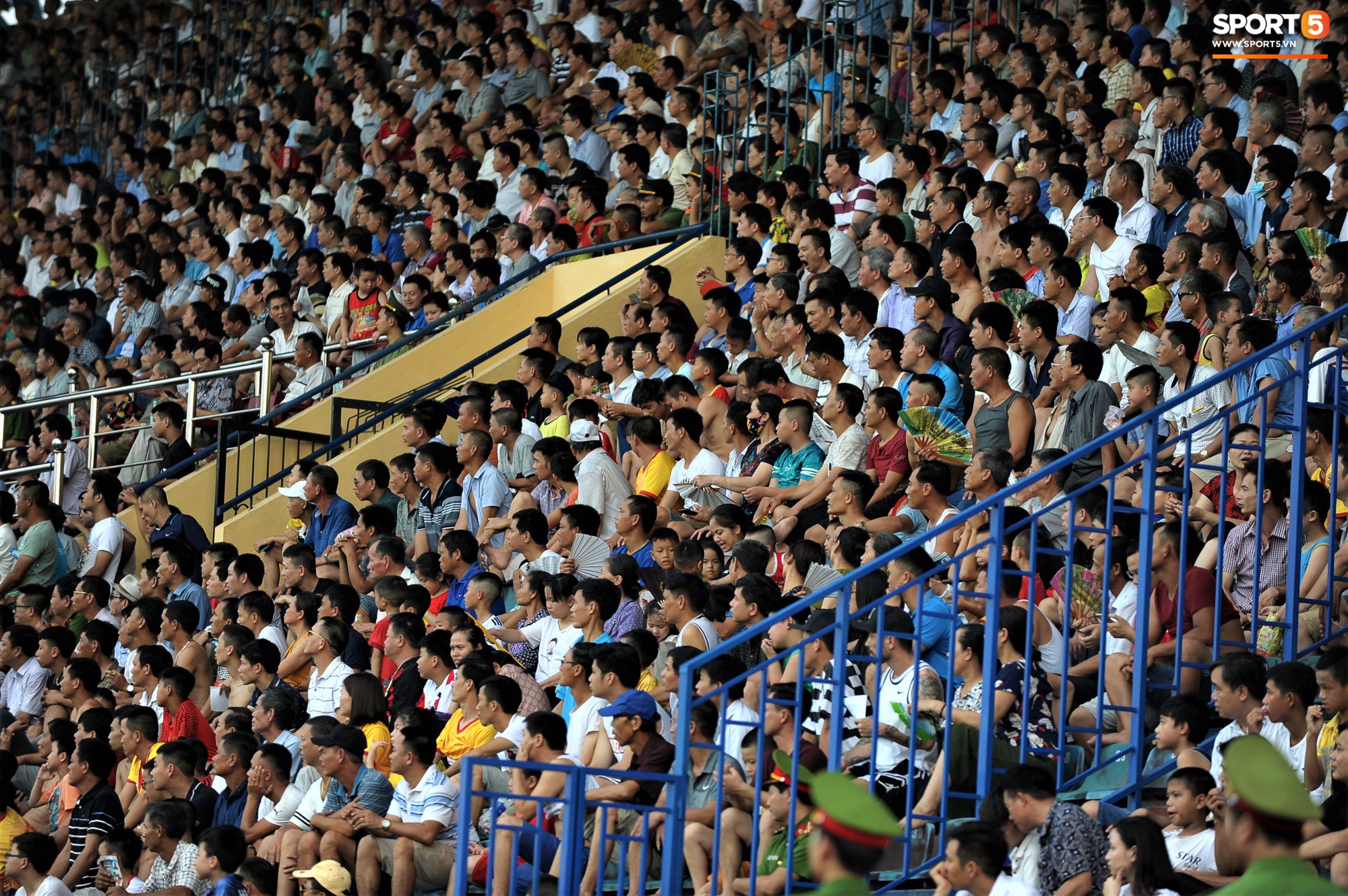 Sân Thiên Trường của Nam Định đông khán giả nhất lượt đi V.League 2019 - Ảnh 3. Sân Thiên Trường của Nam Định đông khán giả nhất lượt đi V.League 2019 - Ảnh 3.