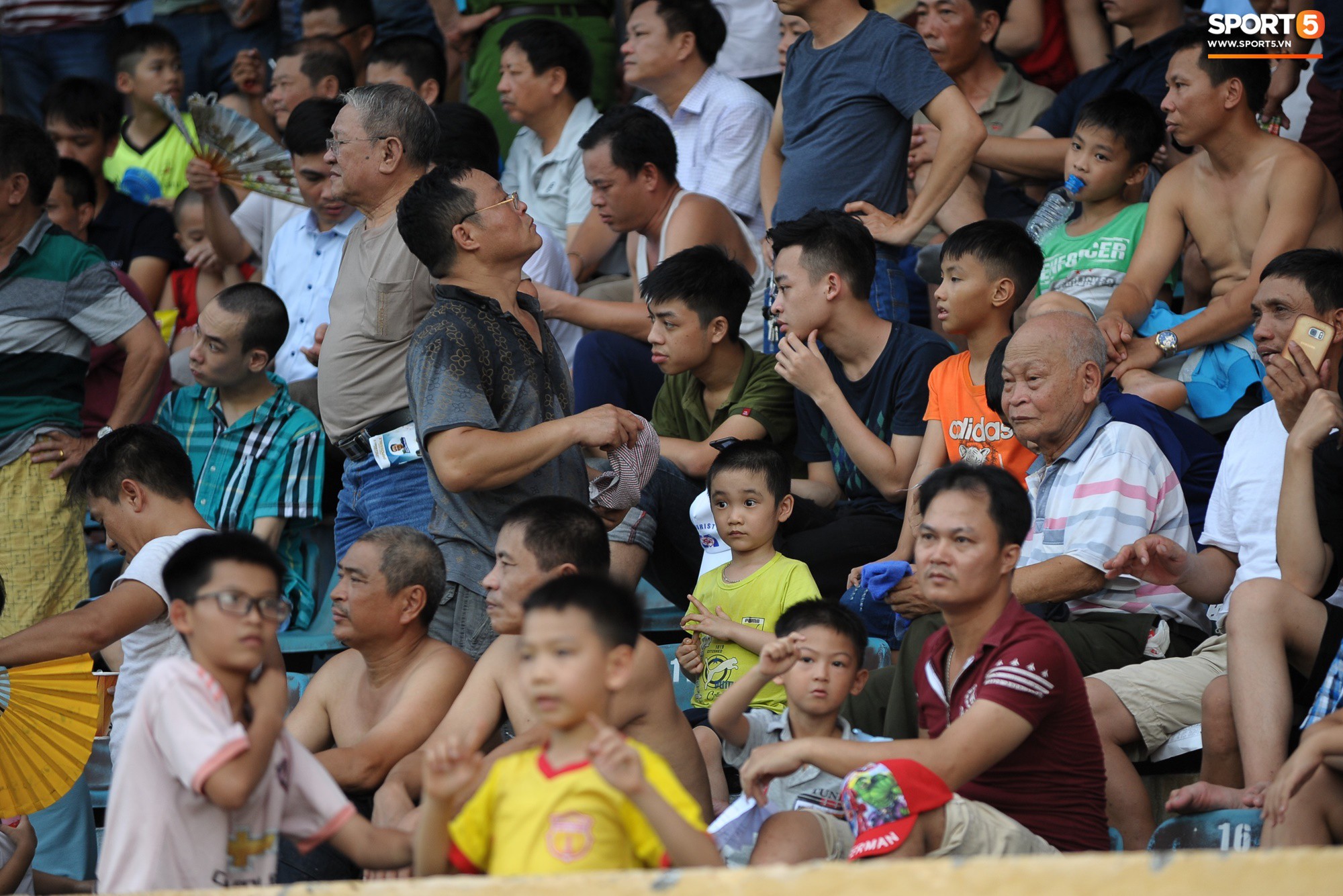 Sân Thiên Trường của Nam Định đông khán giả nhất lượt đi V.League 2019 - Ảnh 4. Sân Thiên Trường của Nam Định đông khán giả nhất lượt đi V.League 2019 - Ảnh 4.
