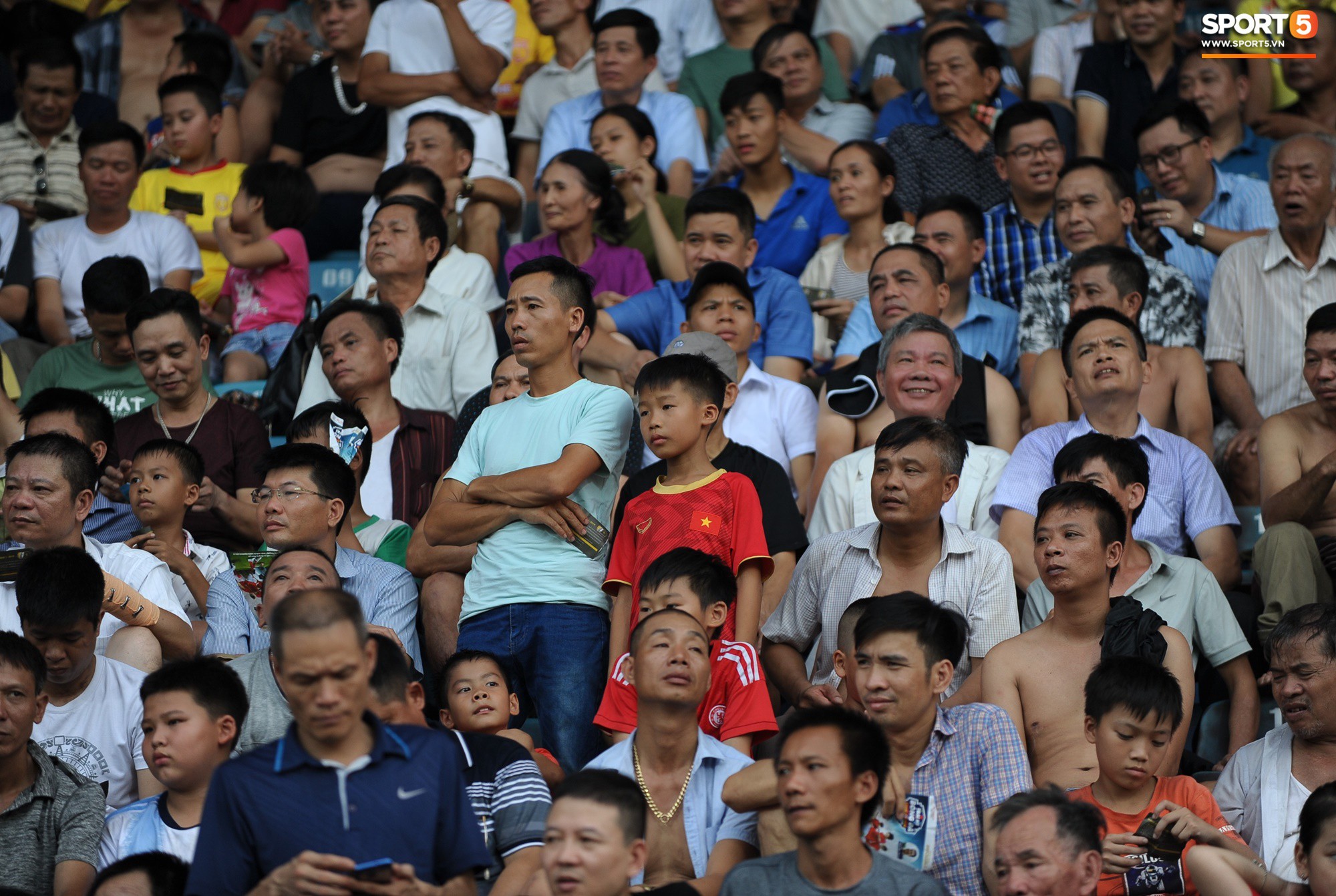 Sân Thiên Trường của Nam Định đông khán giả nhất lượt đi V.League 2019 - Ảnh 9. Sân Thiên Trường của Nam Định đông khán giả nhất lượt đi V.League 2019 - Ảnh 9.