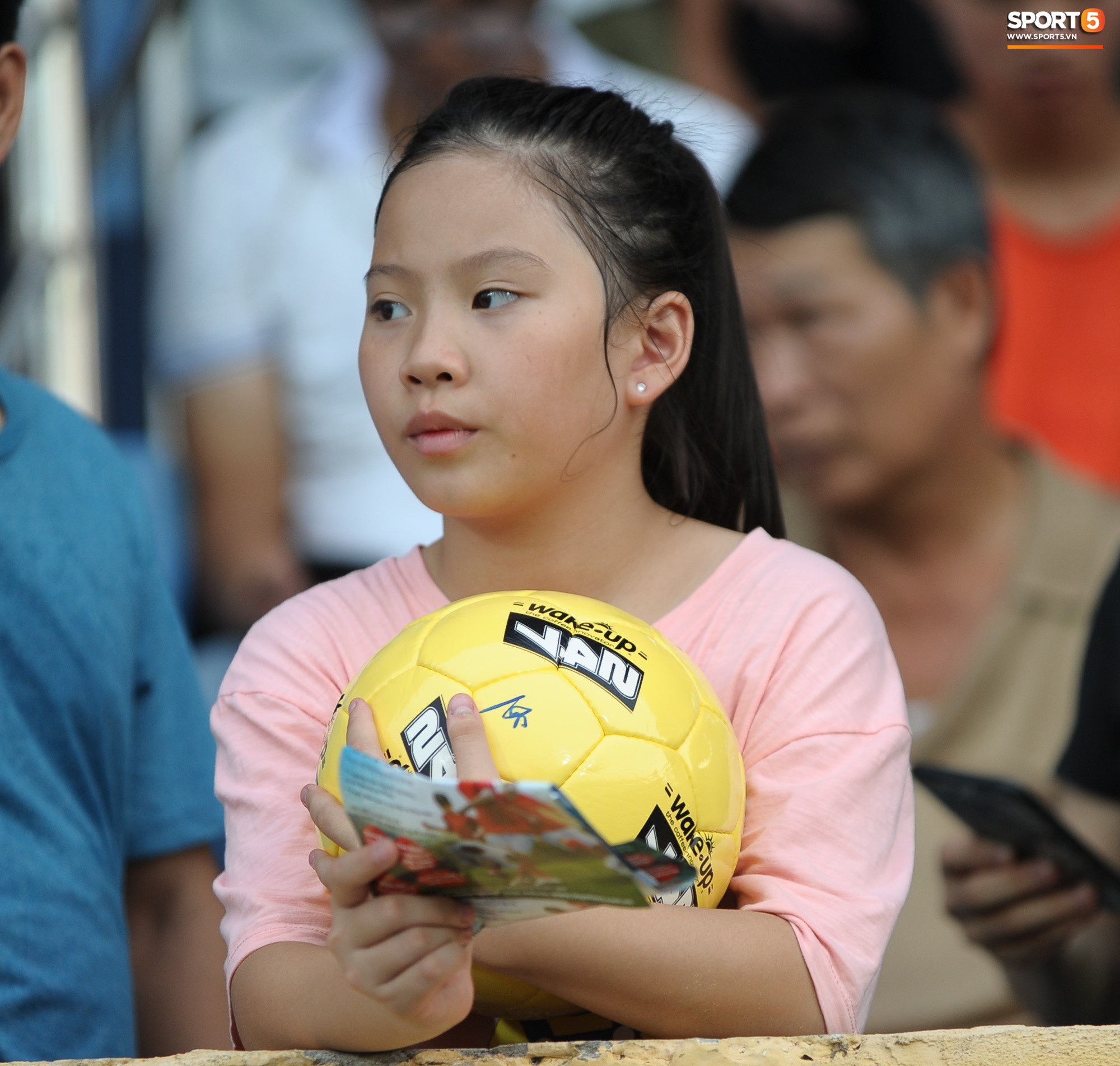 Sân Thiên Trường của Nam Định đông khán giả nhất lượt đi V.League 2019 - Ảnh 5. Sân Thiên Trường của Nam Định đông khán giả nhất lượt đi V.League 2019 - Ảnh 5.