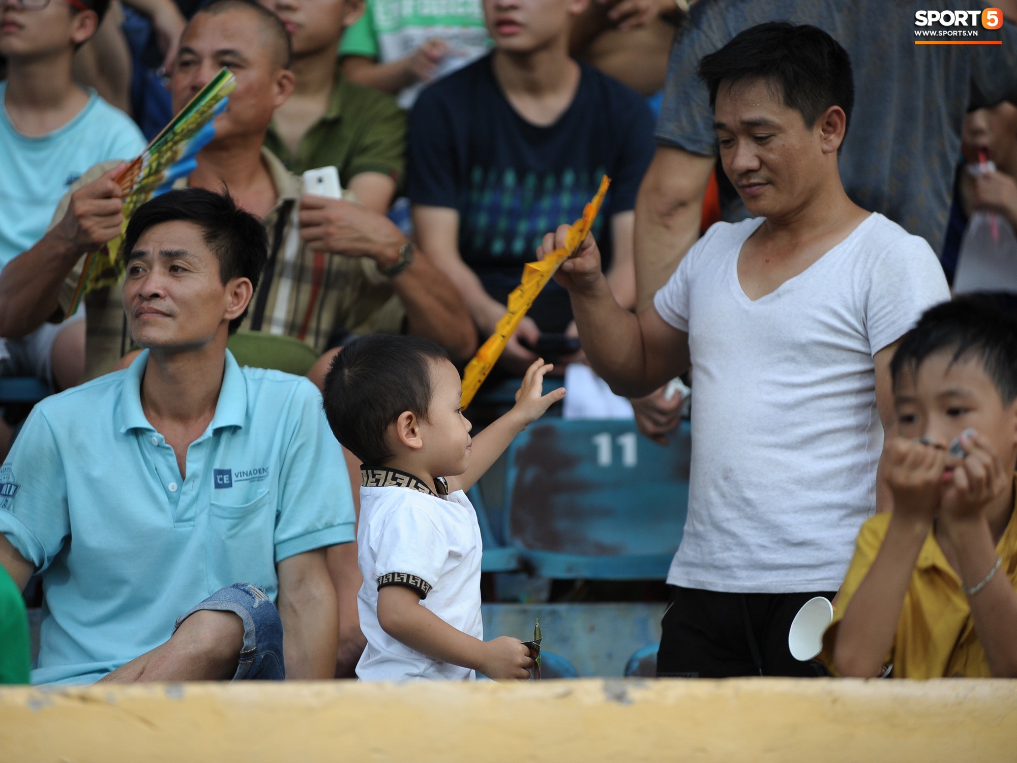 Sân Thiên Trường của Nam Định đông khán giả nhất lượt đi V.League 2019 - Ảnh 7. Sân Thiên Trường của Nam Định đông khán giả nhất lượt đi V.League 2019 - Ảnh 7.