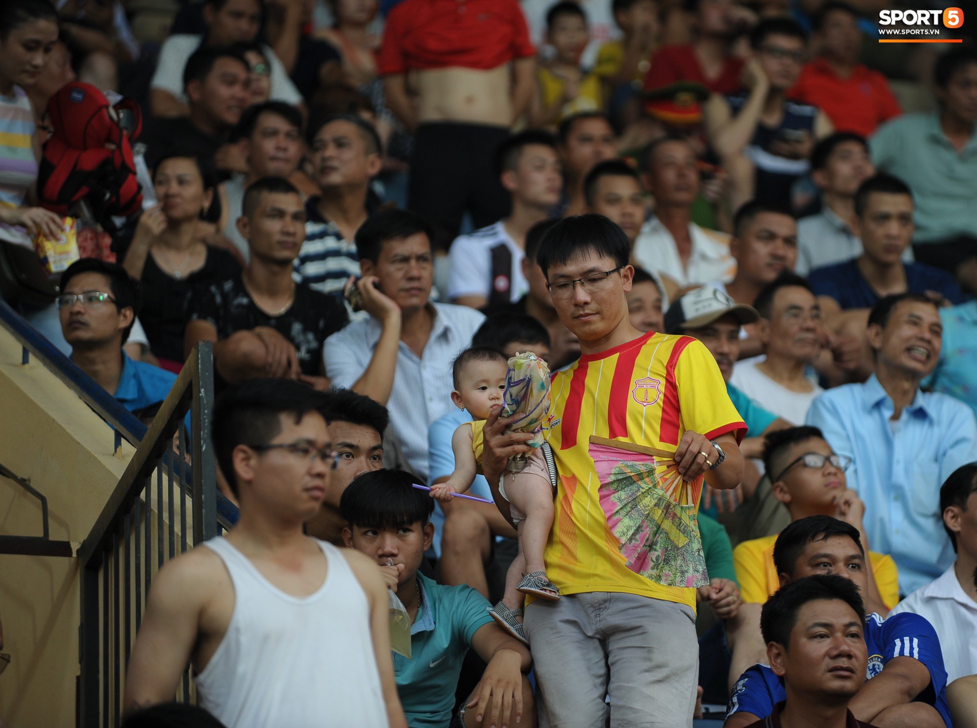 Sân Thiên Trường của Nam Định đông khán giả nhất lượt đi V.League 2019 - Ảnh 8. Sân Thiên Trường của Nam Định đông khán giả nhất lượt đi V.League 2019 - Ảnh 8.