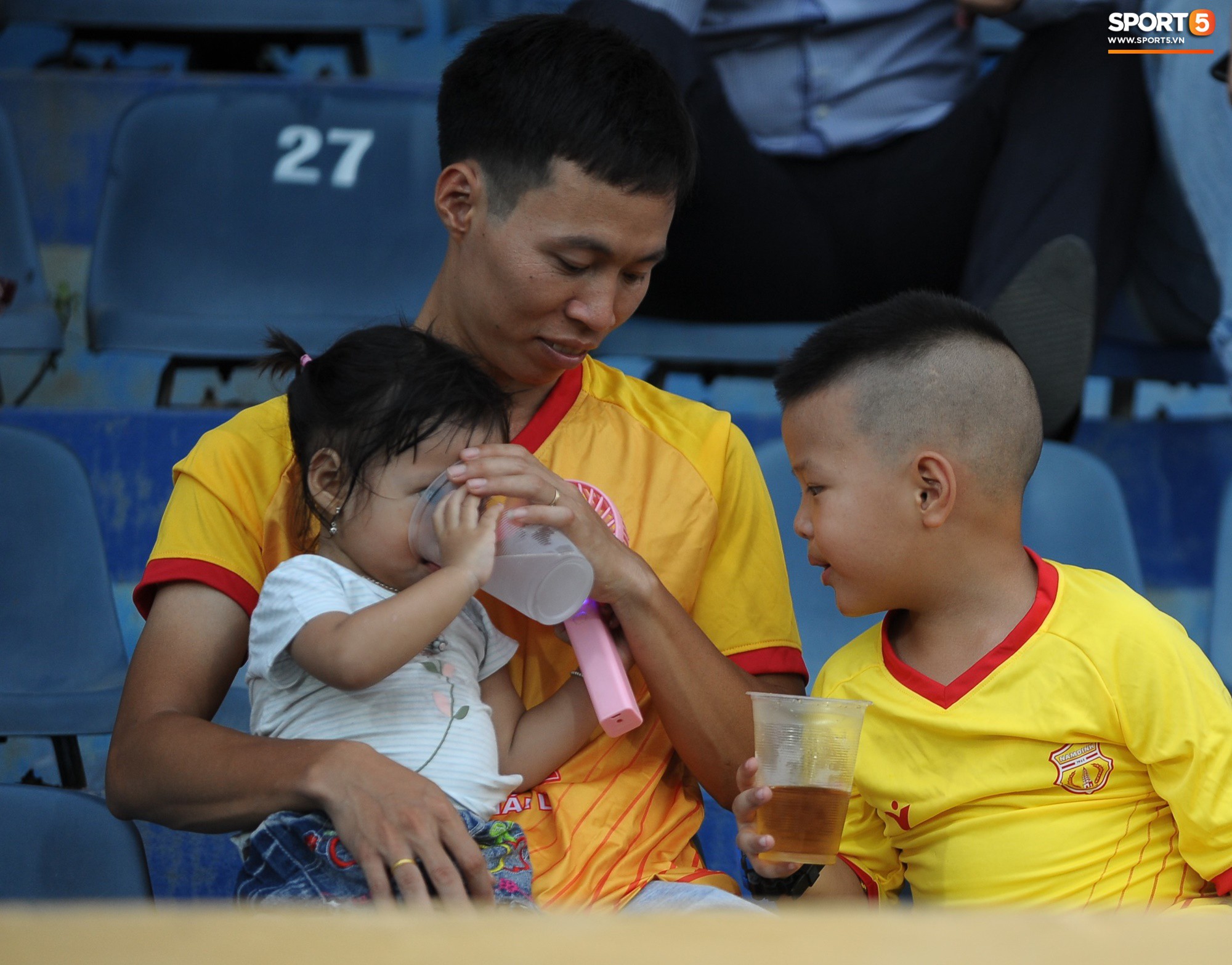 Sân Thiên Trường của Nam Định đông khán giả nhất lượt đi V.League 2019 - Ảnh 6. Sân Thiên Trường của Nam Định đông khán giả nhất lượt đi V.League 2019 - Ảnh 6.