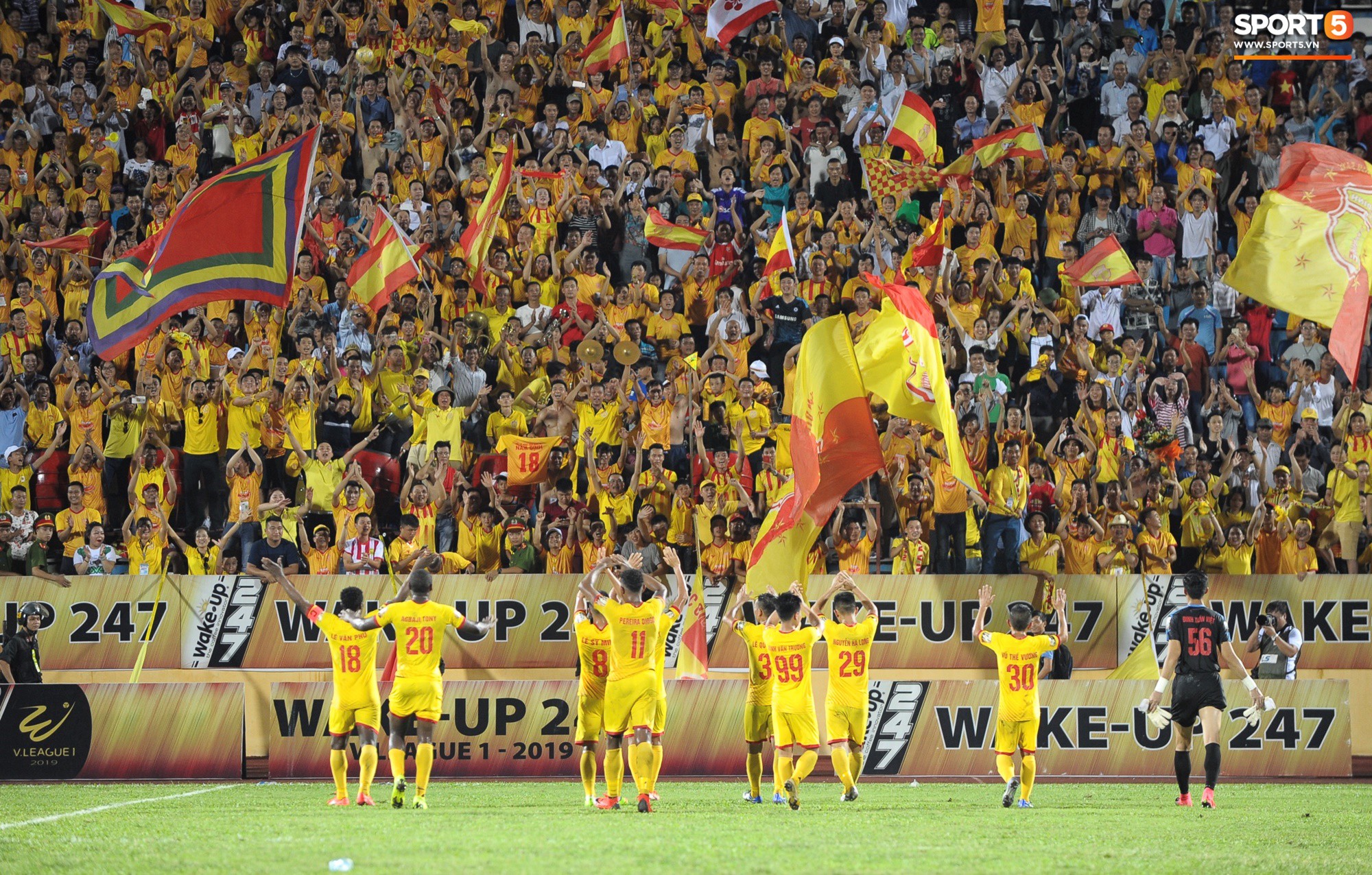 Sân Thiên Trường của Nam Định đông khán giả nhất lượt đi V.League 2019 - Ảnh 15. Sân Thiên Trường của Nam Định đông khán giả nhất lượt đi V.League 2019 - Ảnh 15.