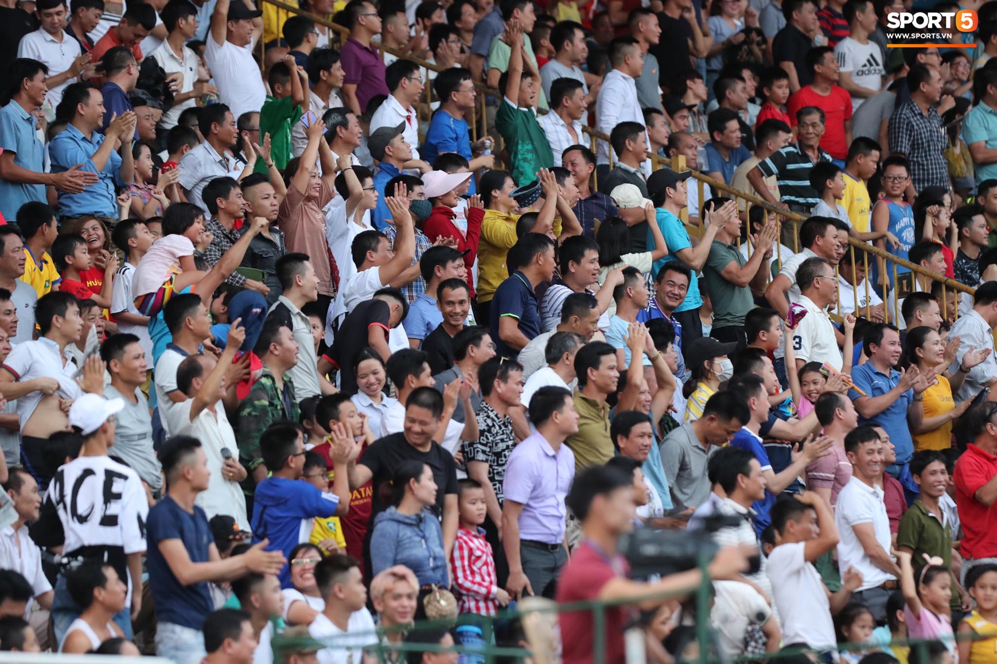 Sân Thiên Trường của Nam Định đông khán giả nhất lượt đi V.League 2019 - Ảnh 13. Sân Thiên Trường của Nam Định đông khán giả nhất lượt đi V.League 2019 - Ảnh 13.
