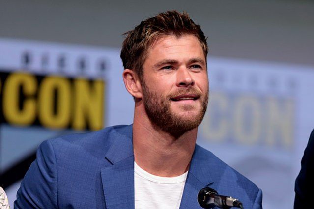 Ngạc nhiên chưa? Trước khi làm Thor salad, Chris Hemsworth từng dọn dẹp máy bơm ngực cho chị em - Ảnh 2.