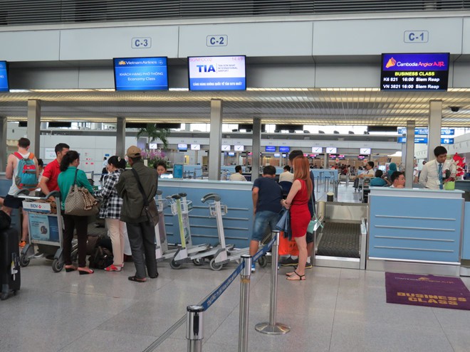 Sân bay Tân Sơn Nhất sắp chính thức ngưng sử dụng loa phát thanh để thông báo. Mách bạn một vài tips hay ho làm quen với điều này để không bị trễ giờ bay nhé - Ảnh 5.