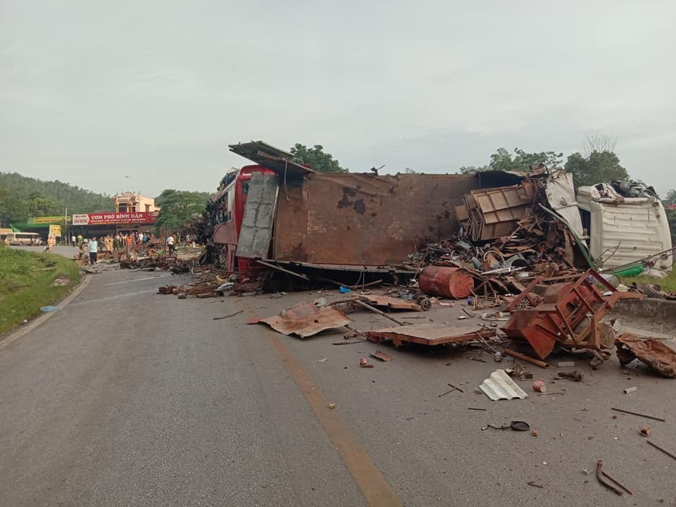 Ảnh: Hiện trường thảm khốc vụ xe tải va chạm xe khách khiến 40 người thương vong ở Hòa Bình - Ảnh 5. Ảnh: Hiện trường thảm khốc vụ xe tải va chạm xe khách khiến 40 người thương vong ở Hòa Bình - Ảnh 5.