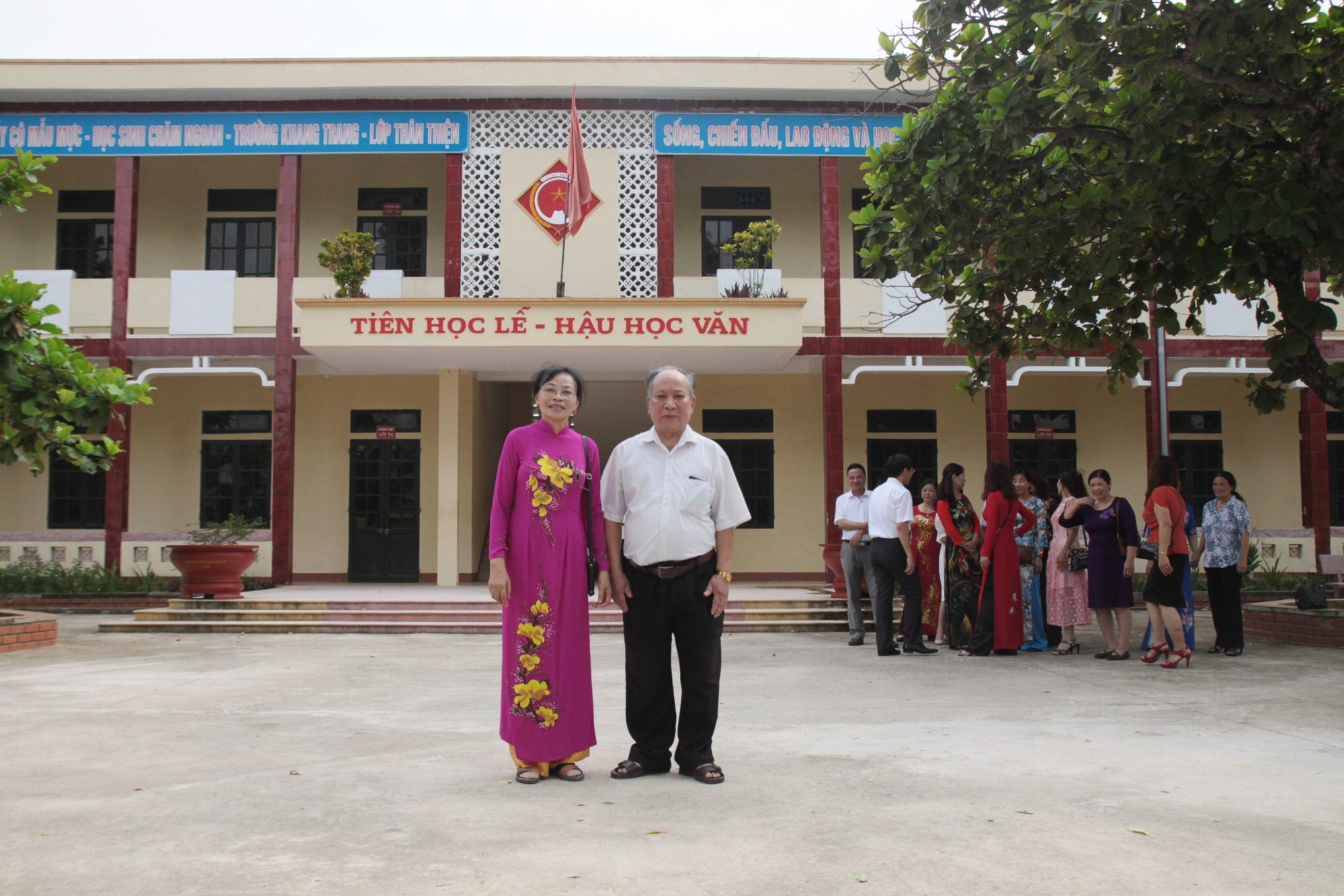 Lớp học ra trường 40 năm đăng ảnh về họp lớp kh&ocirc;ng thiếu một ai, nhưng x&uacute;c động nhất vẫn l&agrave; b&agrave;i thơ của c&ocirc; gi&aacute;o cũ - Ảnh 2.